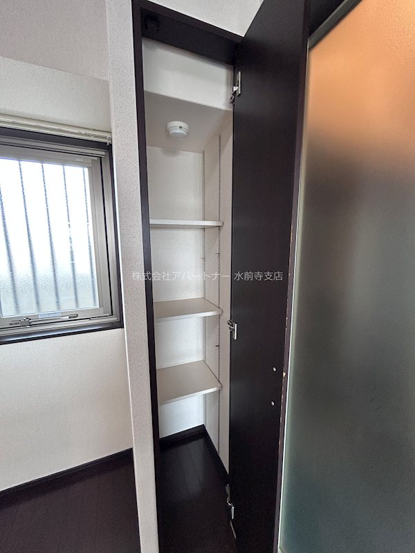 その他　キッチン後ろに収納があります！