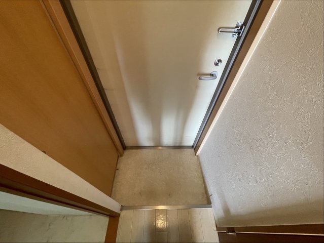 玄関　同物件別部屋写真