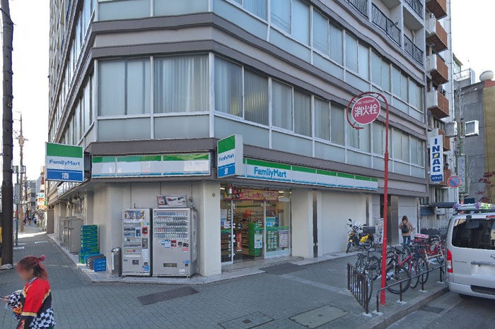 コンビニ　ファミリーマート栄瓦通店（コンビニ）まで240m