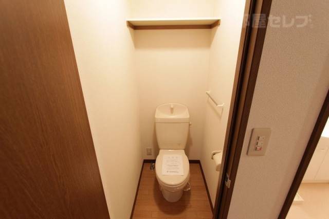 トイレ　後部に棚があります。