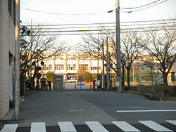 中学校　三木中学校（中学校）まで428m