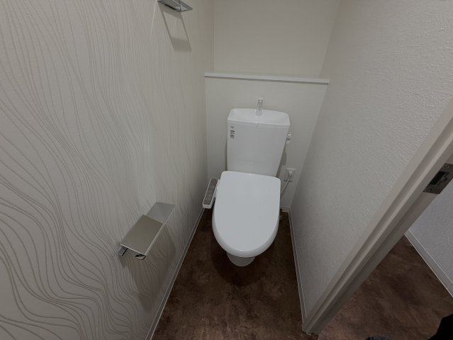 トイレ　同物件別部屋写真