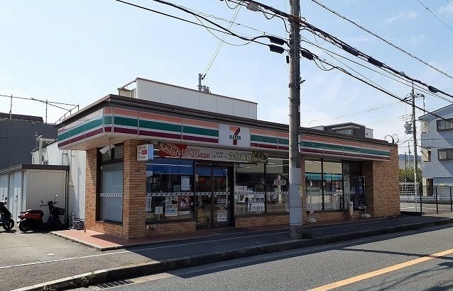 コンビニ　セブンイレブン様（コンビニ）まで700m