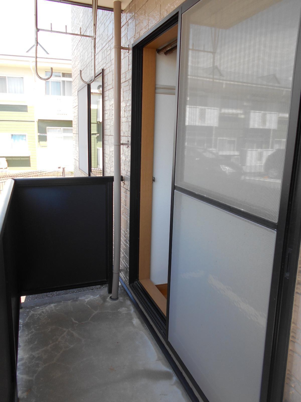 バルコニー　日当たりのよいバルコニー