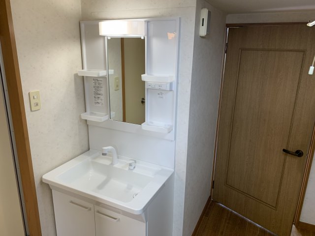 洗面設備　朝の支度にも助かる、独立の洗髪洗面化粧台