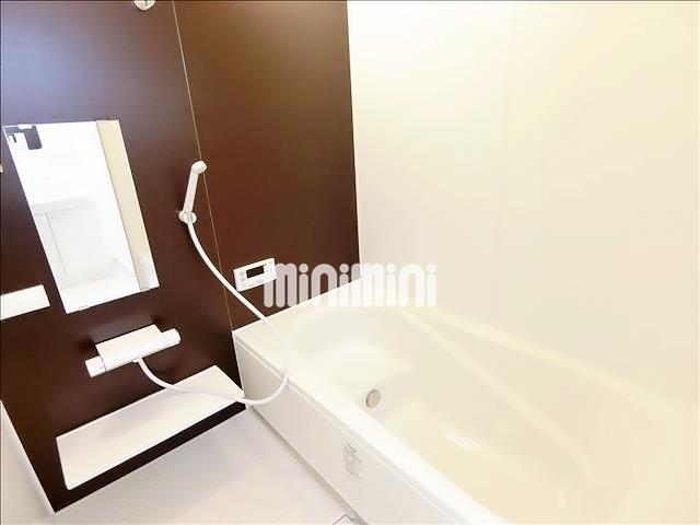 バス・シャワールーム　足を延ばして入れる１坪浴室。追焚き付きです。