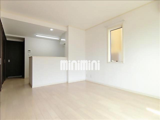 居室・リビング　１１．３帖のＬＤＫ。角部屋で３ヶ所に窓があります。