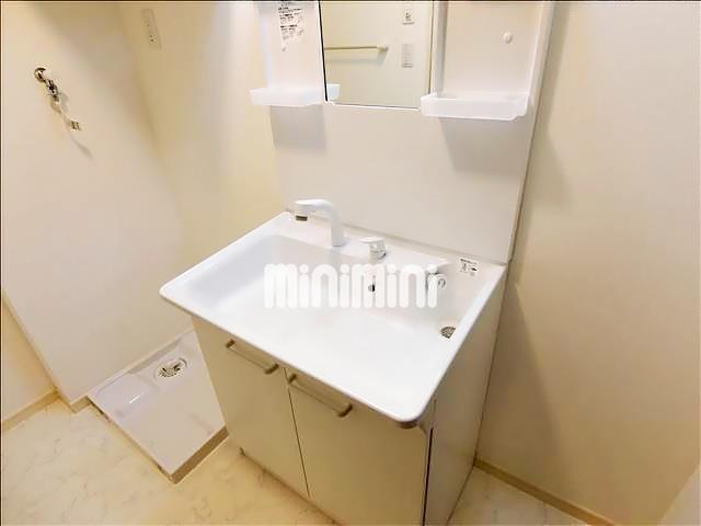 洗面設備　朝の支度もスムーズな独立洗面台。