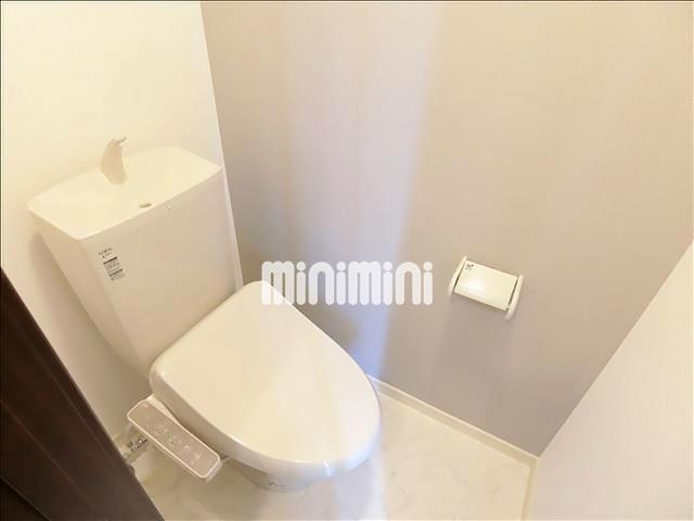 トイレ　温水洗浄便座付きのトイレ。