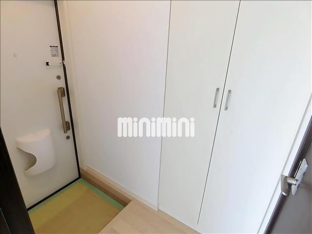 玄関　背の高い下駄箱付きで靴も収納できます。