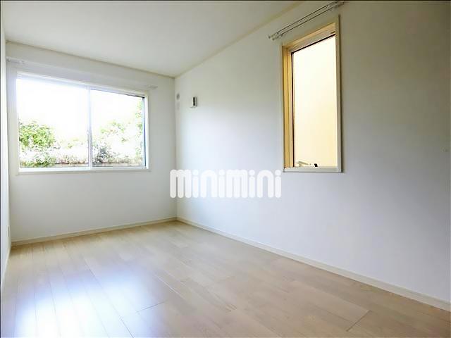 その他部屋・スペース　角部屋で５．６帖の洋室も２面に窓があります。