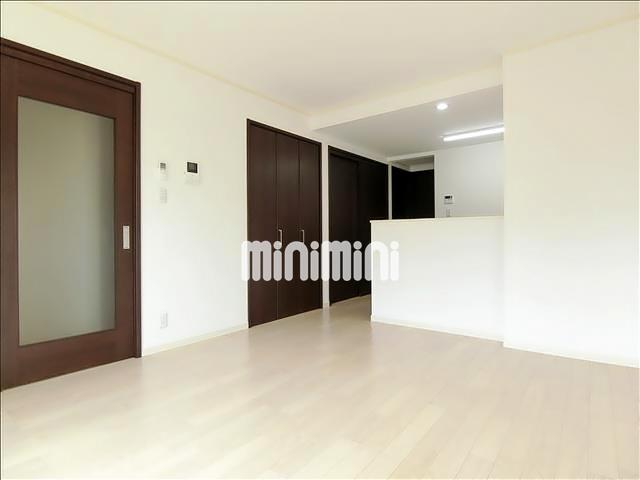 居室・リビング　落ち着いた色合いの内装です。