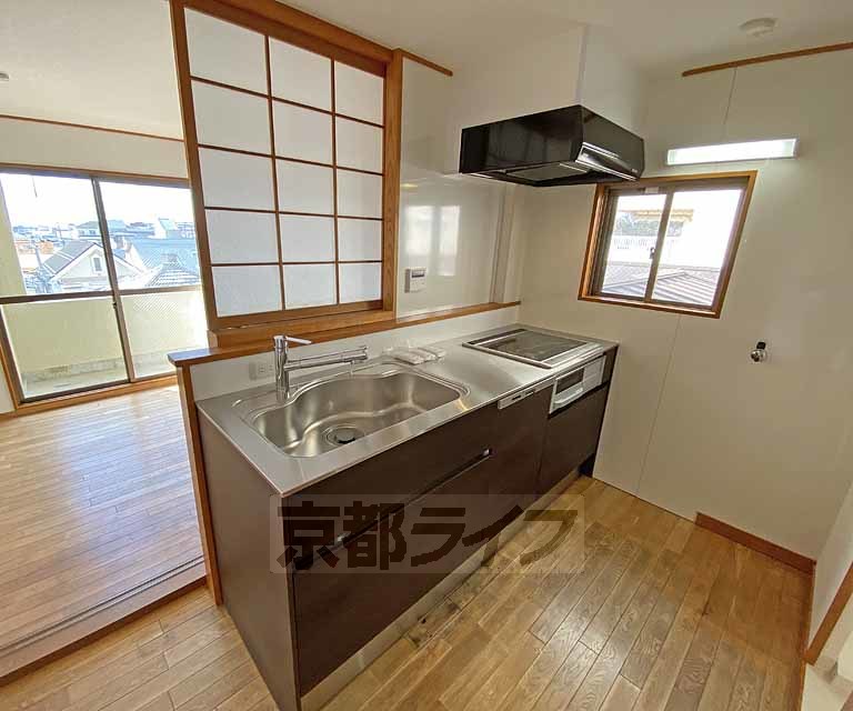 キッチン　お掃除しやすいＩＨコンロのシステムキッチンです。