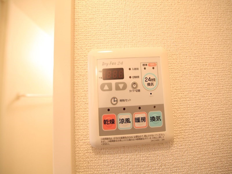 その他設備　浴室暖房乾燥機付き