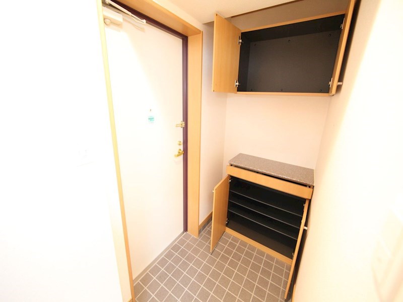 玄関　玄関　シューズボックス付（収納充実してます）