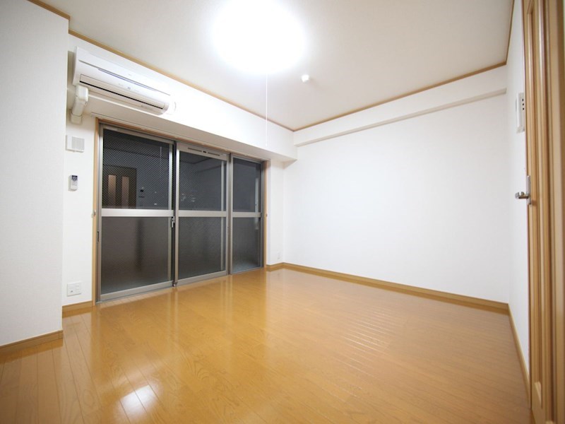 バルコニー　洋室9.3帖　2面採光　エアコン完備　バルコニー