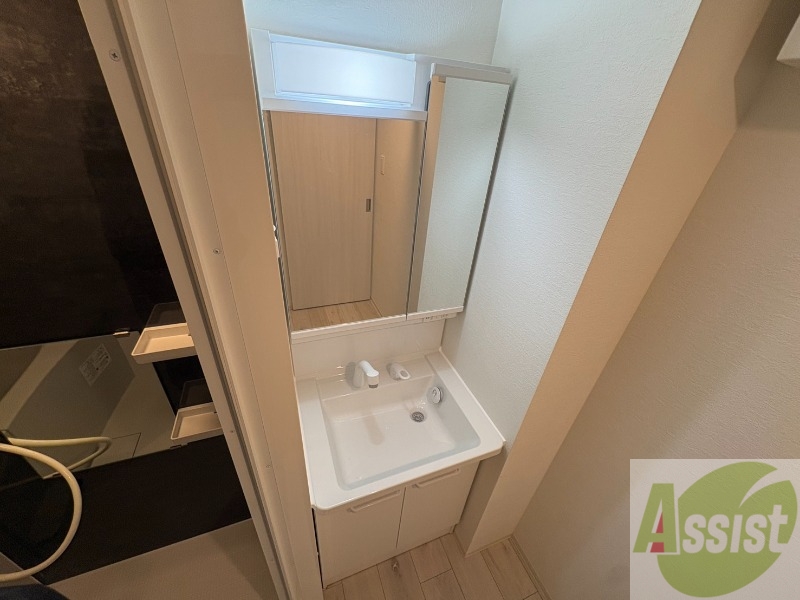 洗面設備　大きくて使いやすそうな独立洗面台になっています。