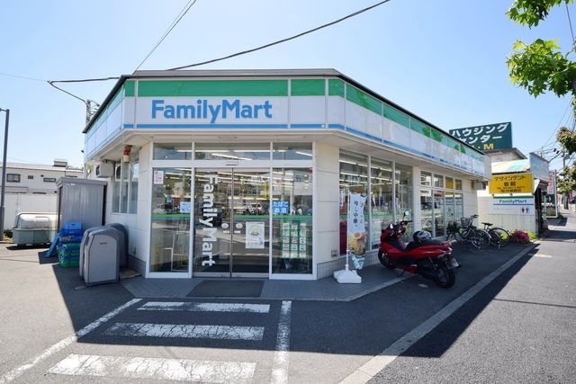 コンビニ　ファミリーマート世田谷喜多見店（コンビニ）まで749m
