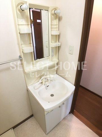 洗面設備　独立洗面台、小物を置くことができて便利です