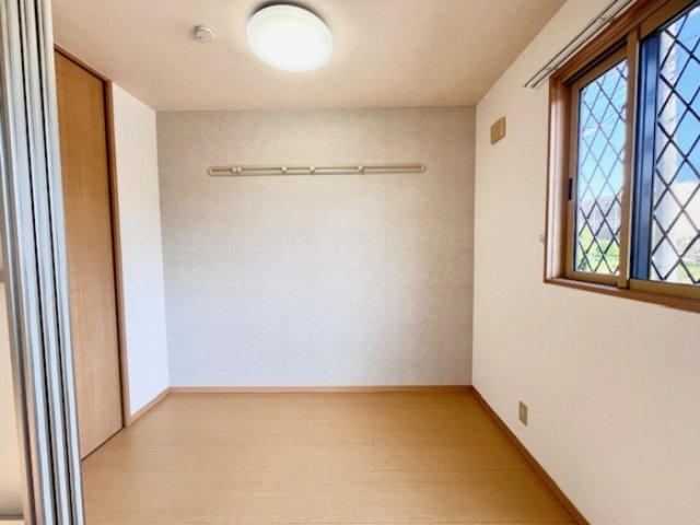 その他部屋・スペース　落ち着いた色調の寝室です