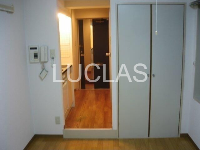 居室・リビング　落ち着いた色味の床材がくつろぎ空間を演出。