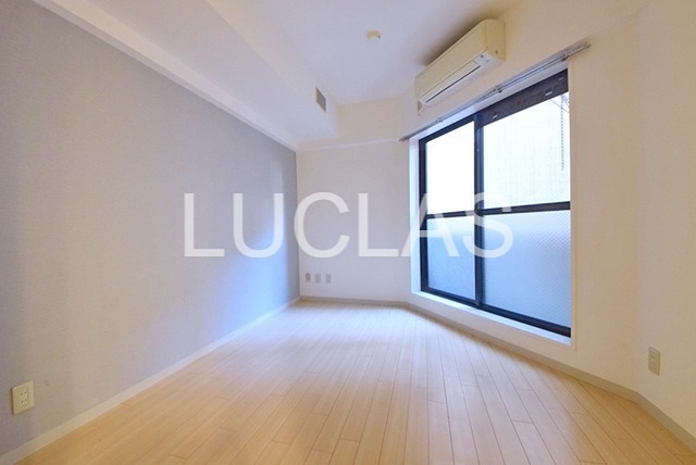 その他部屋・スペース　木目調の床と白の壁紙で暖かみのある居室♪