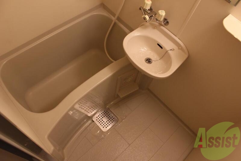 バス・シャワールーム　お風呂と一体化の洗面台、シャワーと歯磨き一緒にできます！