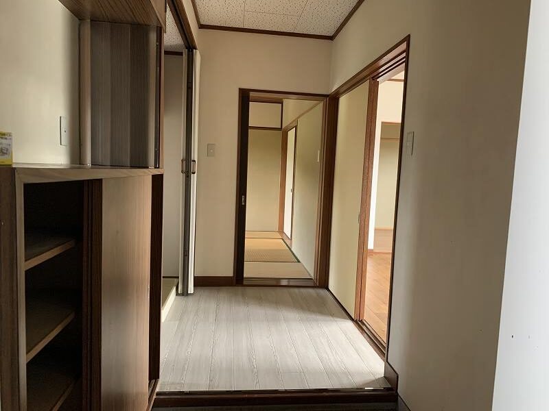 玄関　ホール※同間取り別部屋の写真です。