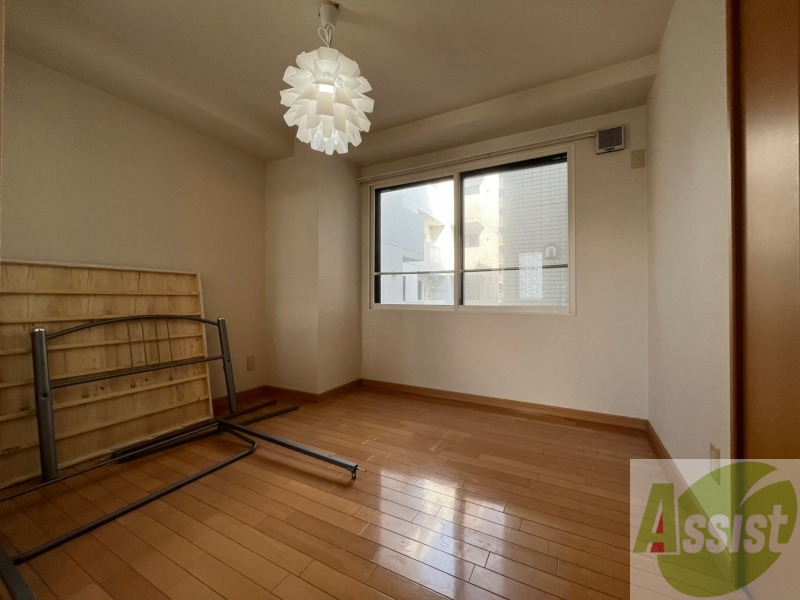 その他部屋・スペース　戸を閉めるとリビングと区切られた寝室にすることができますよ。