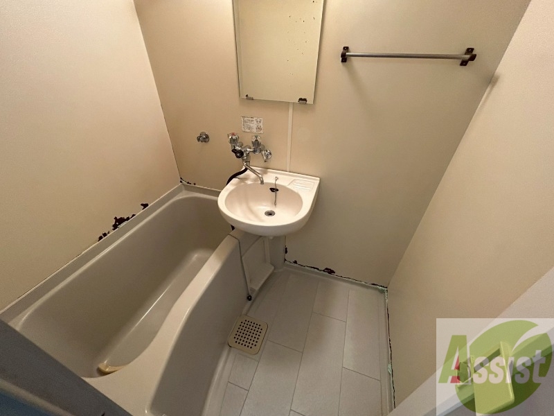 バス・シャワールーム　ユニットバスです。コンパクトなつくりになってます！