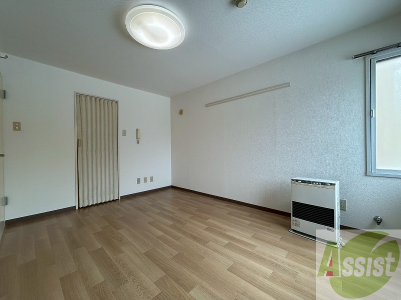 その他部屋・スペース　寝室はこちらです。光が差し込む、温かみのあるお部屋です。