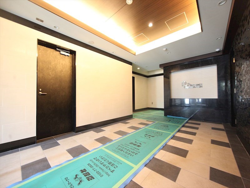 エントランス　エントランス　オートロック　宅配ＢＯＸ　防犯カメラ