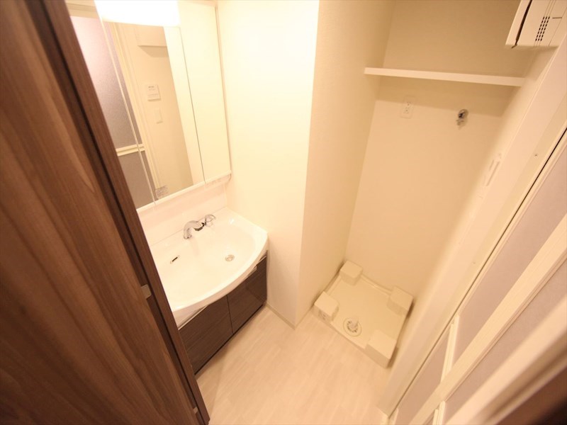 洗面設備　脱衣所　独立洗面台（シャンプードレッサー付）収納スペース有