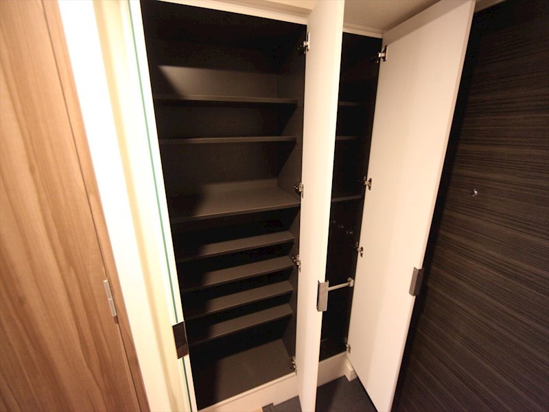 玄関　玄関　シューズボックス付（収納充実してます）