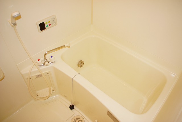 バス・シャワールーム　コンパクトで使いやすいお風呂です