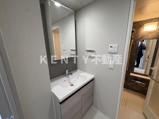 洗面設備　ゆったりとスペースのある洗面所