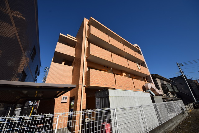 建物外観　～明るい道で安心～