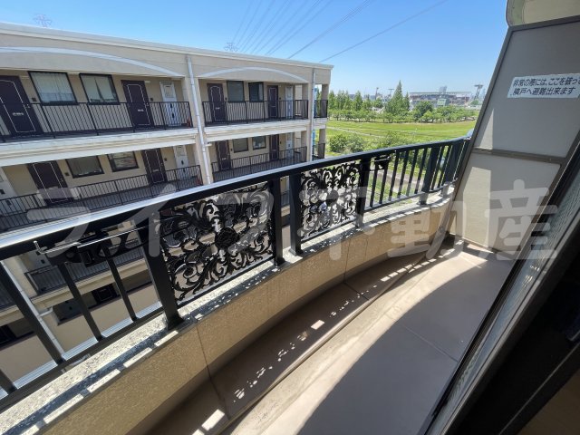 バルコニー　外からの目が気にならないバルコニーで洗濯物が干せます