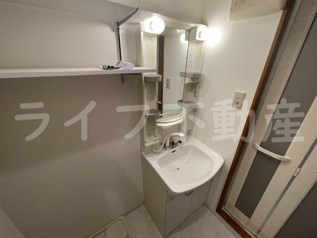 洗面設備　独立洗面化粧台が付いています