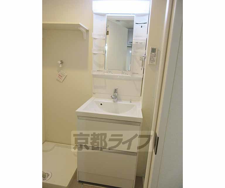 洗面設備　収納つき洗面台です・