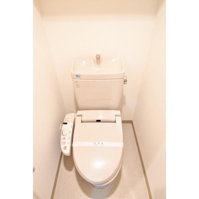 トイレ　落ち着いた色調のトイレです