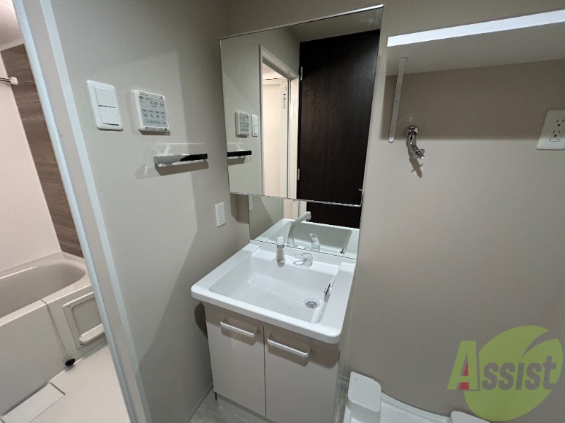 洗面設備　独立洗面台がございます。流し場も鏡も大きく使い勝手が良いです