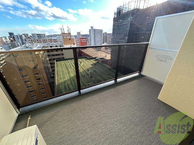 バルコニー　ベランダに出てみました。非常に広く、プチ菜園も出来ますね。