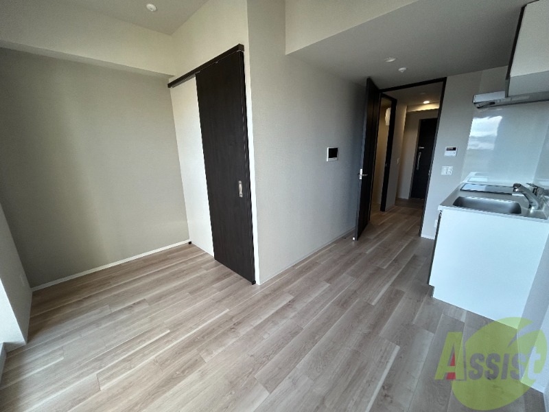 居室・リビング　７．４帖のリビングです。白を基調とした空間がオシャレです。