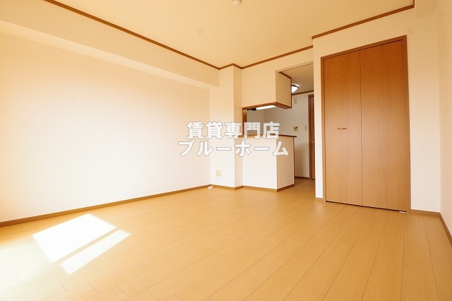 居室・リビング　12帖の広い洋室です！