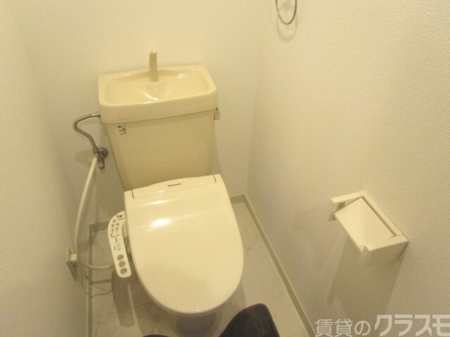 トイレ　冬場も安心の温水洗浄便座です。