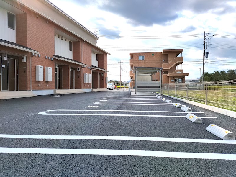 駐車場　1台ごとがゆったり駐車できます。