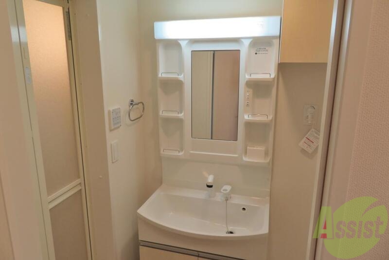 洗面設備　シャワー付洗面化粧台があるのは、特に女性には嬉しいですね。
