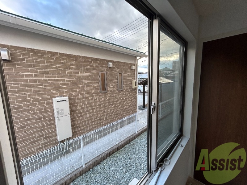 バルコニー　窓からみたお部屋の外はこのような感じです。