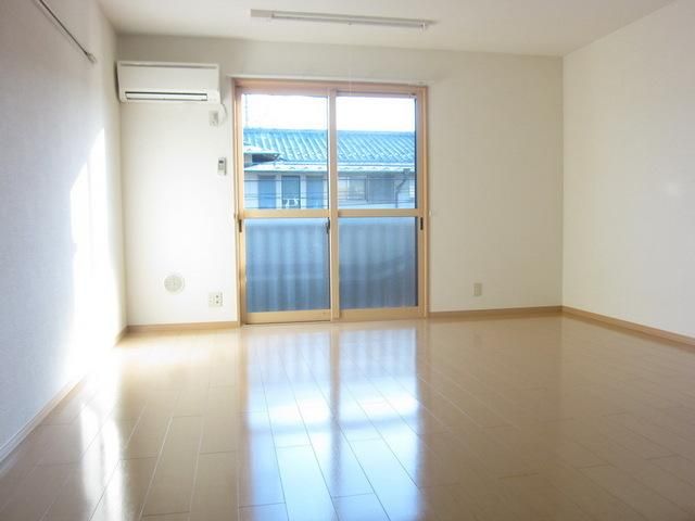 居室・リビング　♪大きな窓で明るいお部屋♪